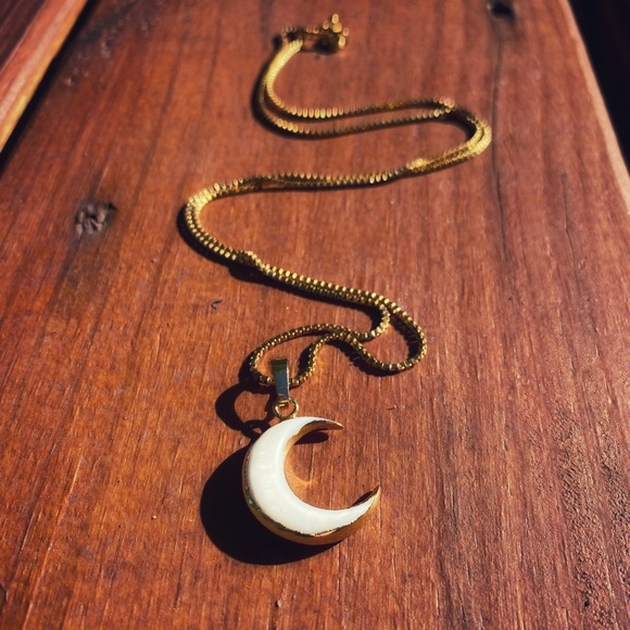 18K Crescent Moon Shell Necklace - Picture 5 of 6